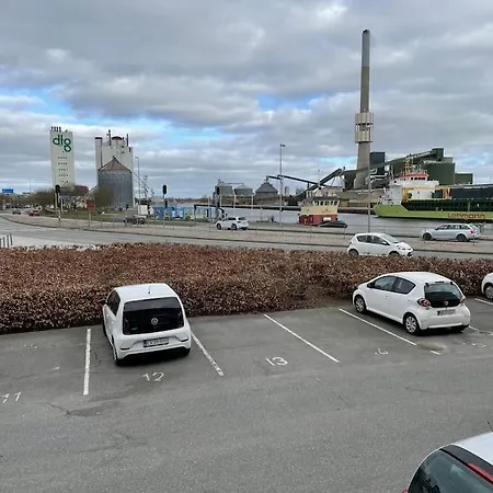Bo I Centrum Med Egen P-plads, 5g Wifi Og Apple Tv Apartment